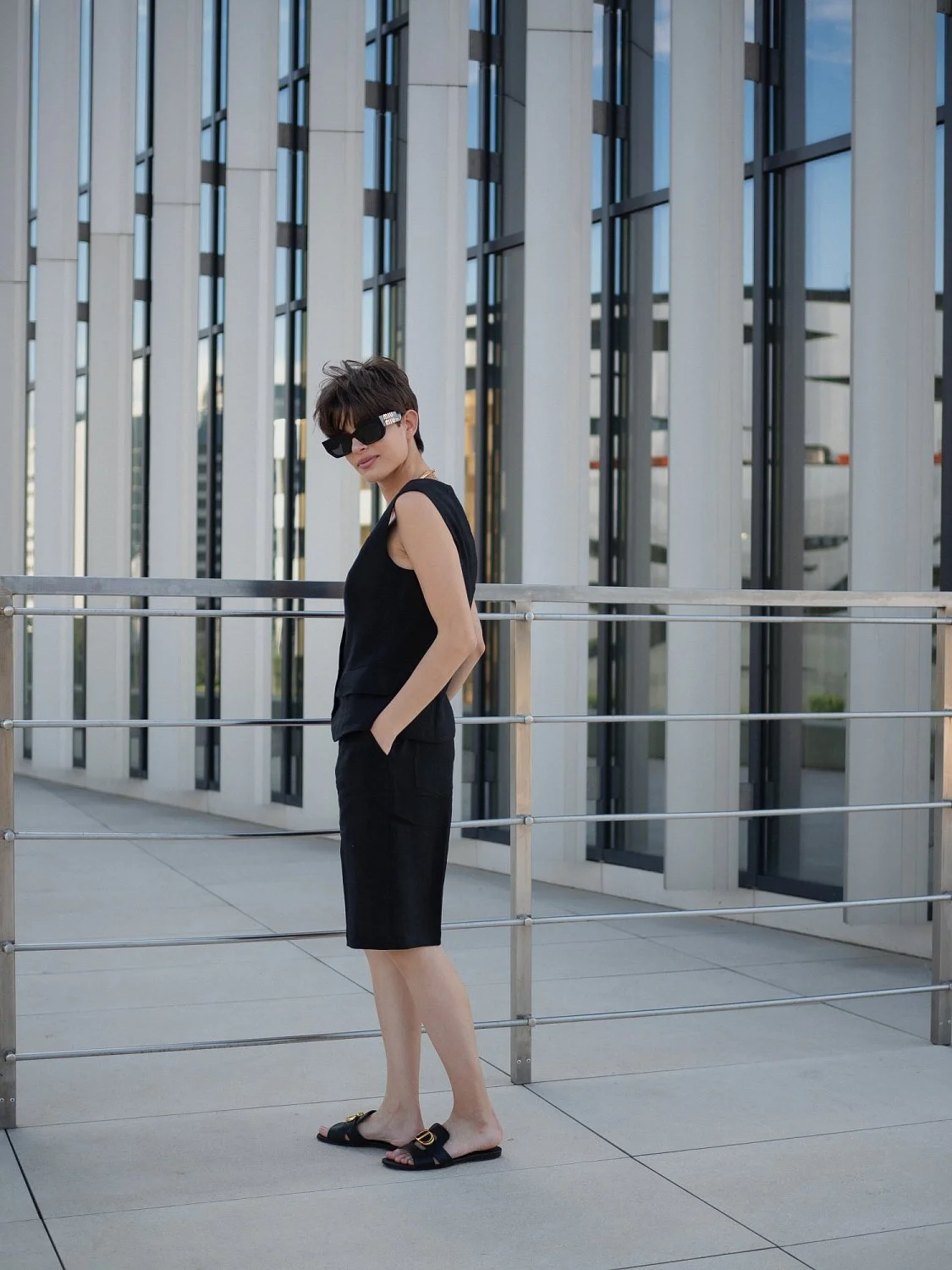 Бермуды льняные цвет черный